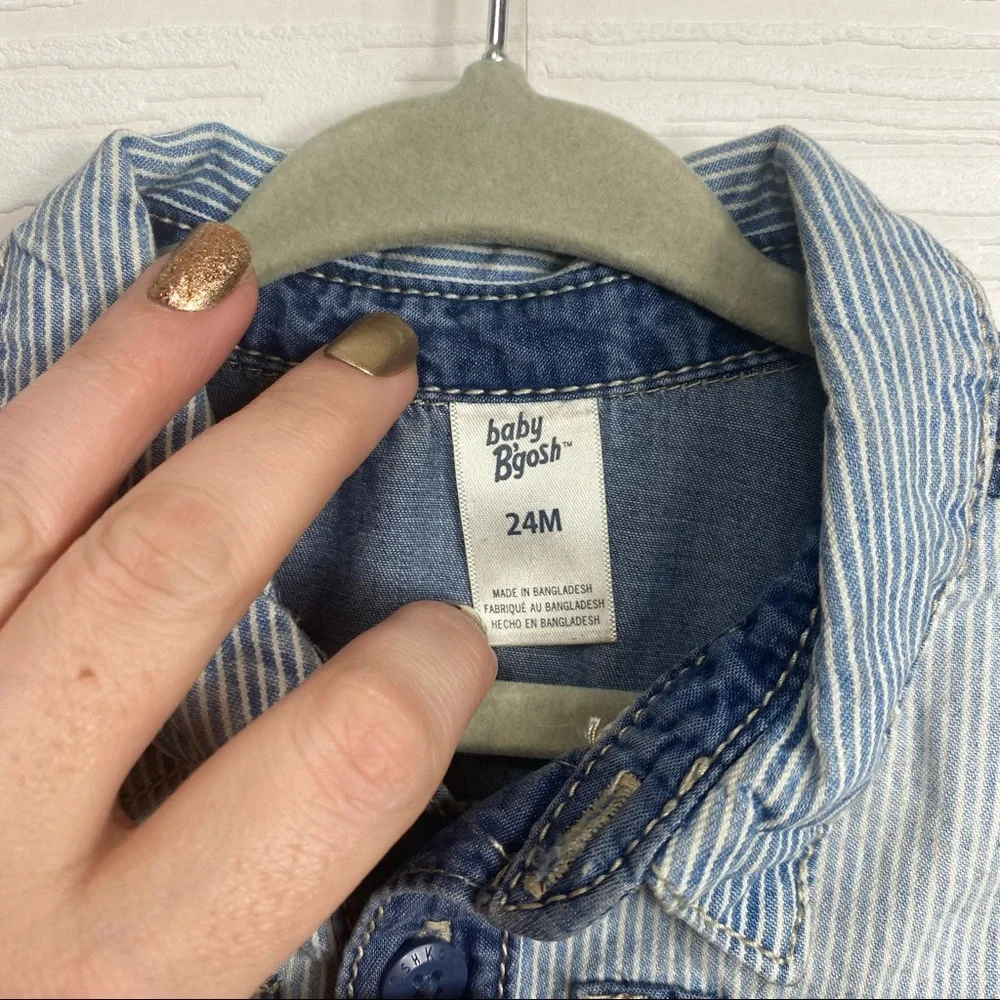 OshKosh Bgosh button closure